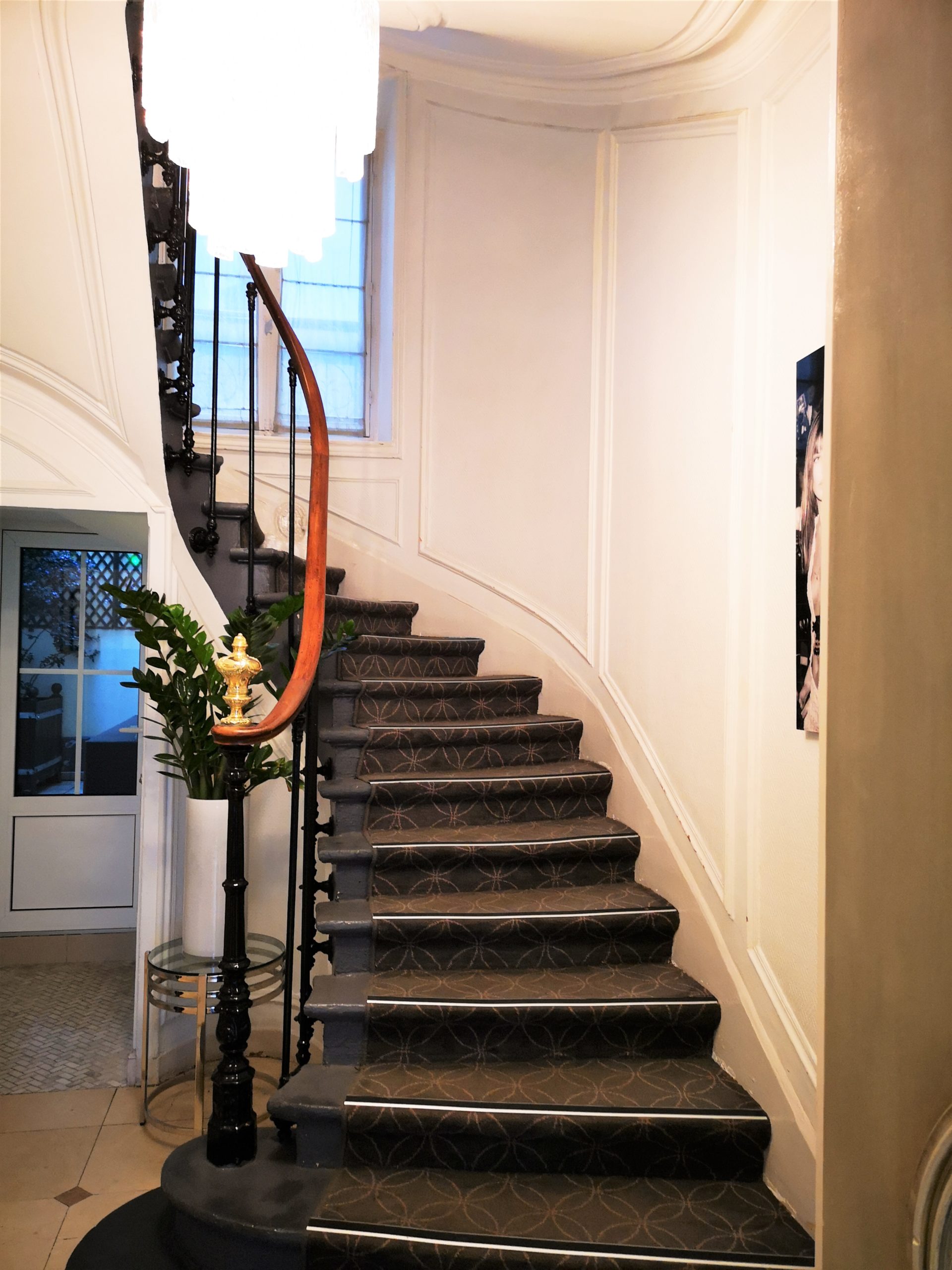 Escalier lobby - hôtel magda champs-élysées