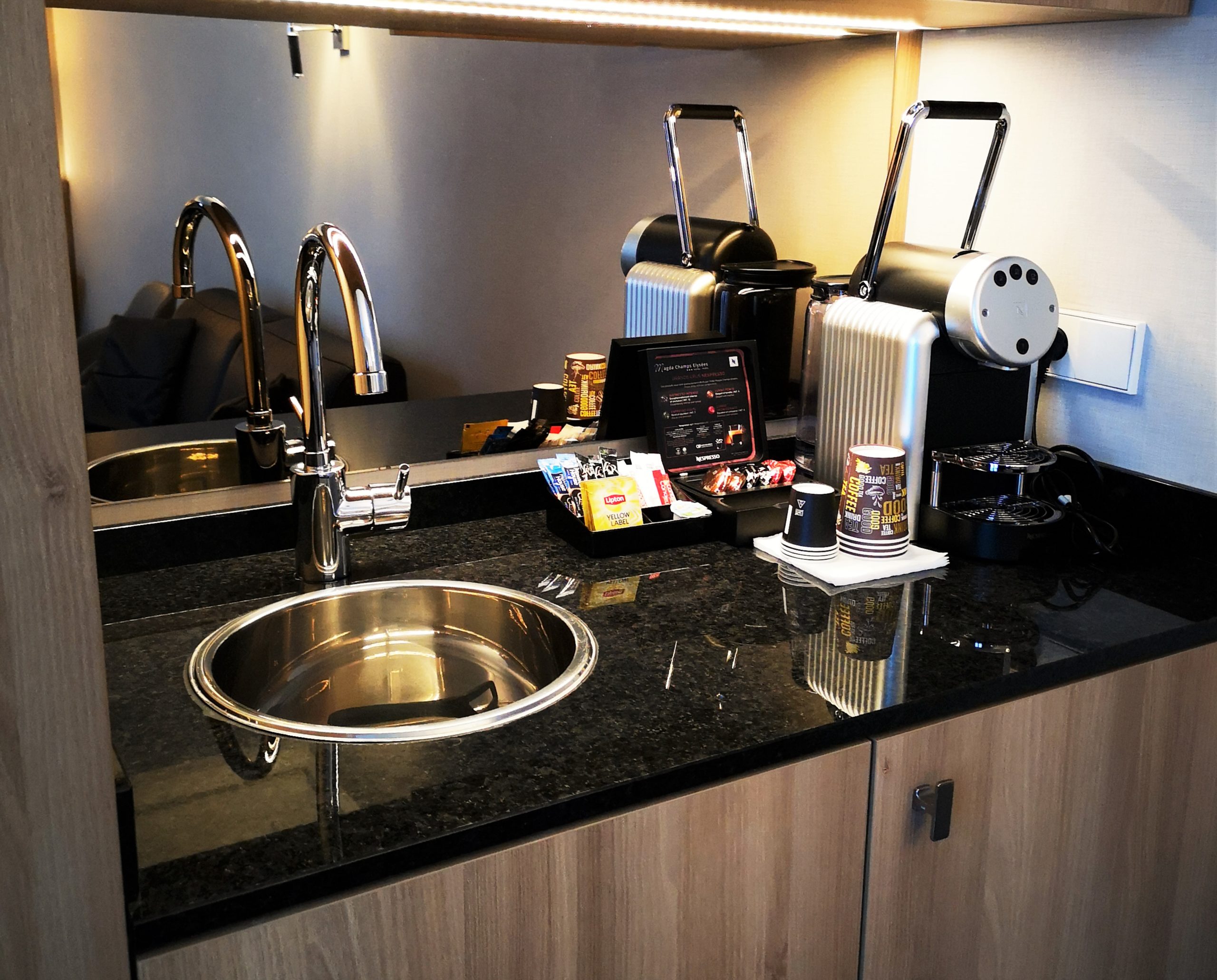 Kitchenette-junior-suite-hotel-magda-champs-elysees