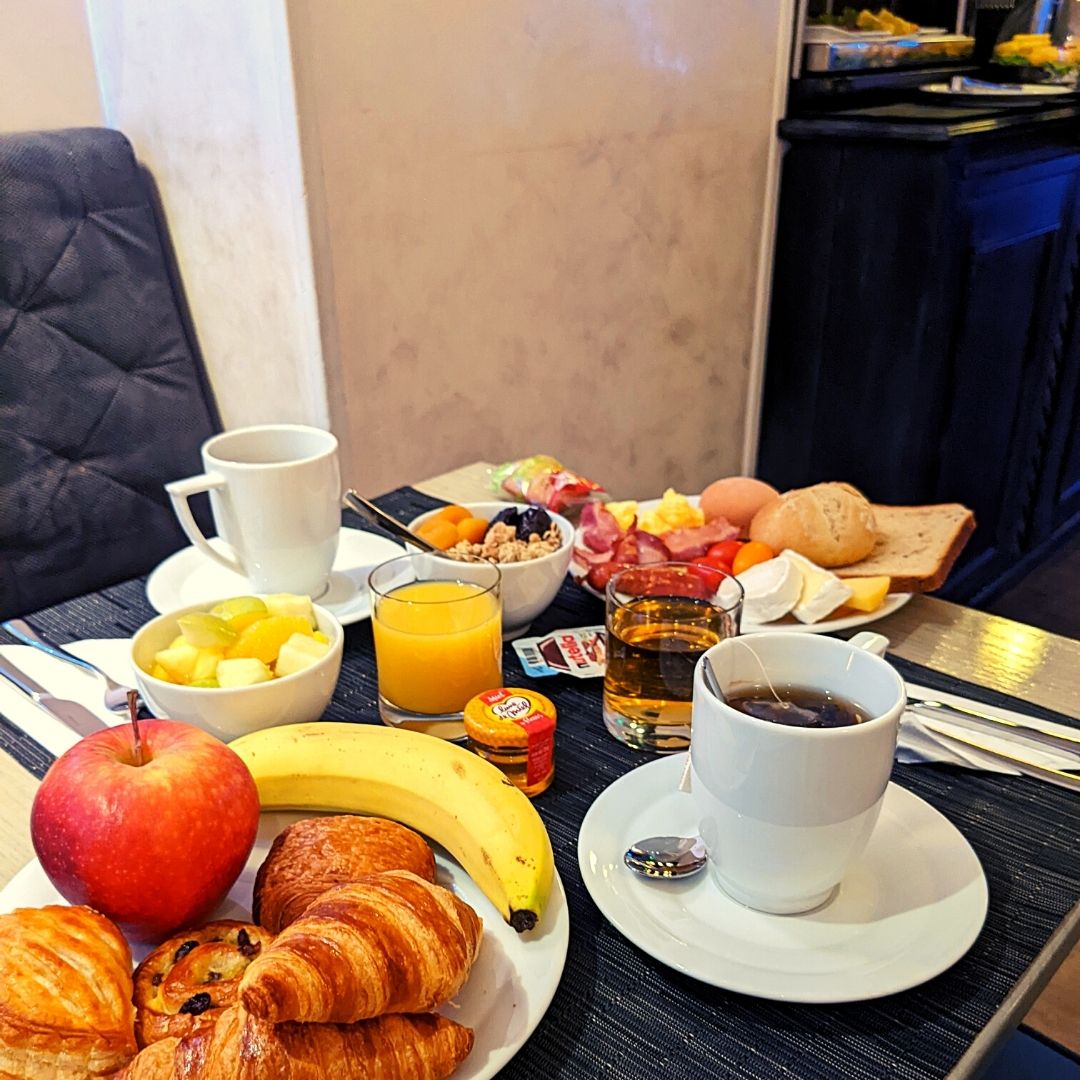 Table petit-déjeuner - Hôtel Magda Champs-Elysées Table petit-déjeuner - Hôtel Magda Champs-Elysées