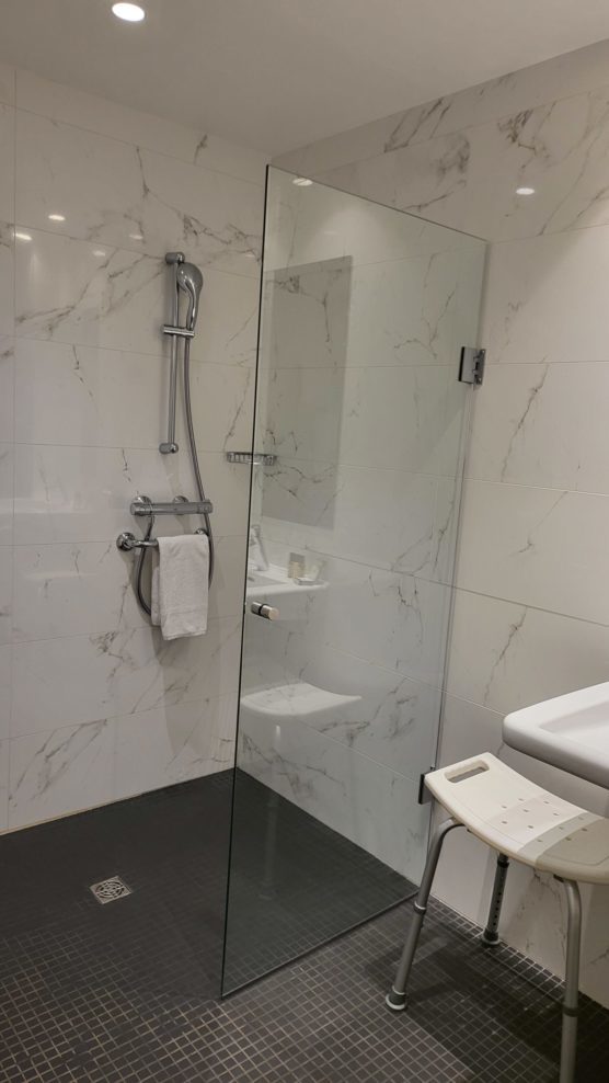 accessible bathroom - Hôtel Magda Champs-Elysées 4